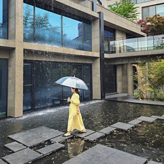 비가 내리는 서울의 이색카페 호우주의보