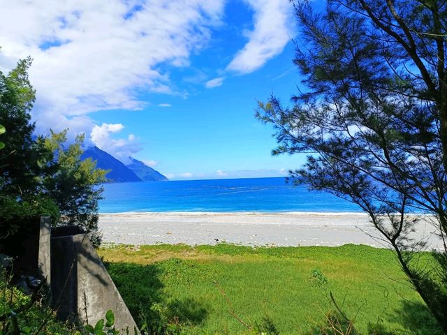 這湛藍的海水，跟天，假期就該這樣徜徉