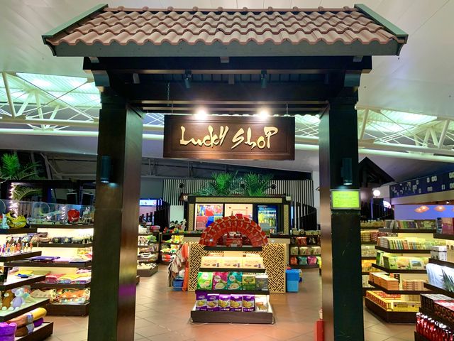 ベトナム　ベトナム観光　ハノイ　ノイバイ国際空港　国際線ターミナル内は土産店、カフェが充実！