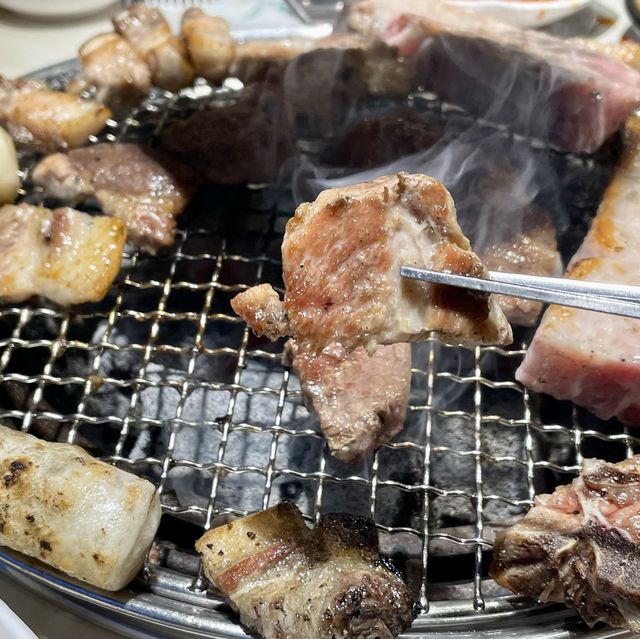 돼지갈비는 물론 삼겹살과 생등갈비살도 무한으로 즐겨요!