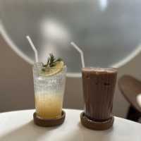 คาเฟ่สไตล์ญี่ปุ่นมินิมอลเล็กๆ ในตรอกลับ