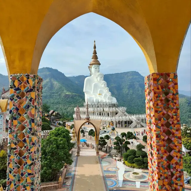 泰國中北部著名山上佛像