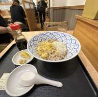 福岡・博多。福岡の人気老舗うどん『牧のうどん』が博多バスターミナル でも食べられます。