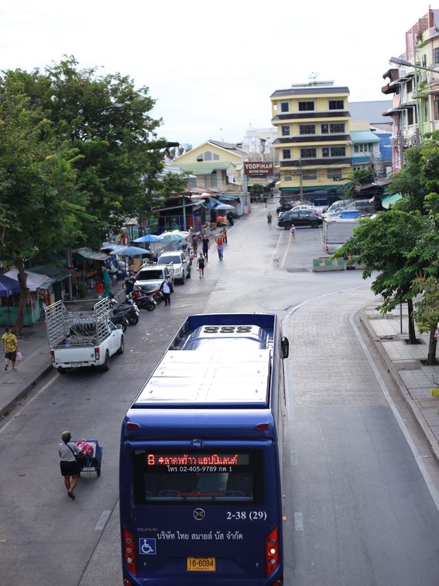 ปากคลองตลาด สะพานเขียว หรือ สะพานพุทธ