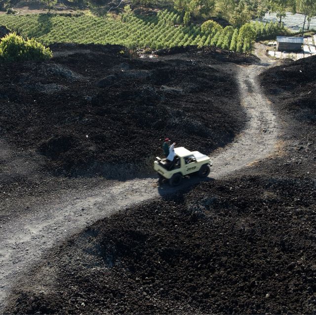 巴里島火山爆發後的黑砂岩～