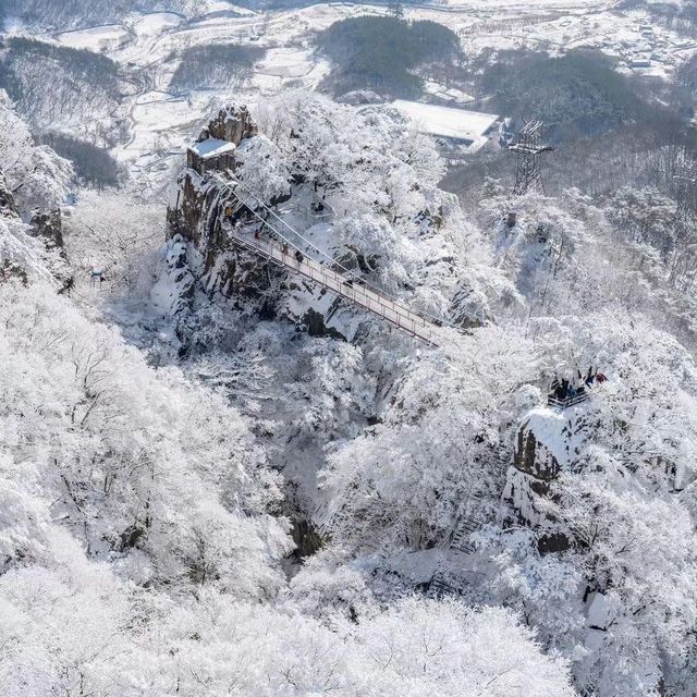 The beauty of Daedunsan covers by snow 
