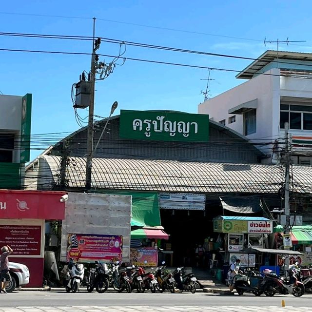 Khlong Dan Food Market
