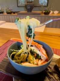 那珂川のせせらぎを背に創作に満ちたお料理が魅力