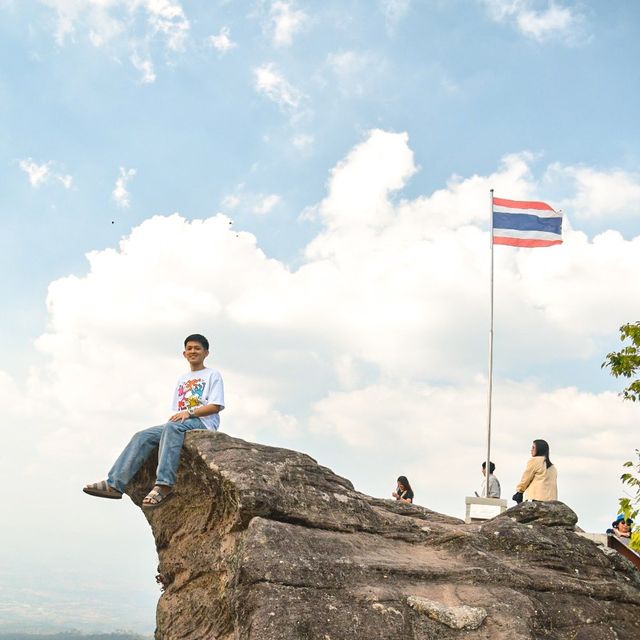 ผาชูธง (Pha Chu Thong  Cliff) จังหวัดพิษณุโลก