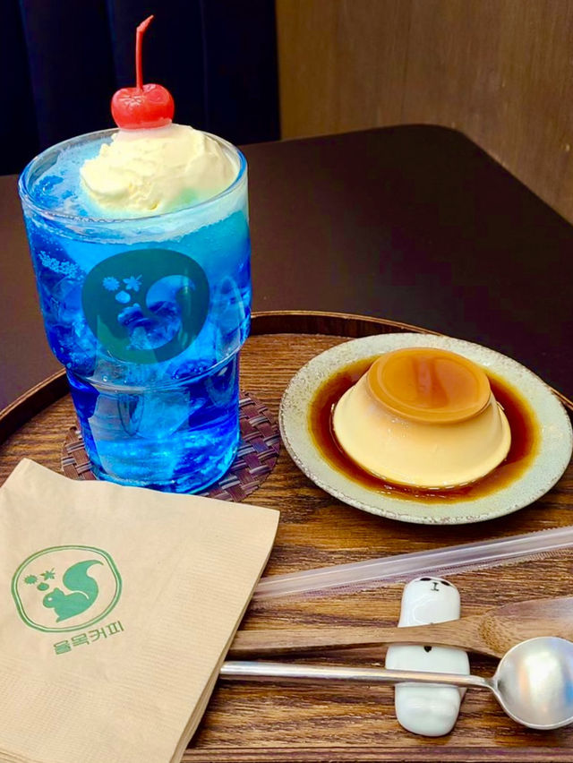 서초구 방배동의 몽글몽글 🌊시티팝 감성 💙 푸딩과 밀크소다가 맛있는 카페투어