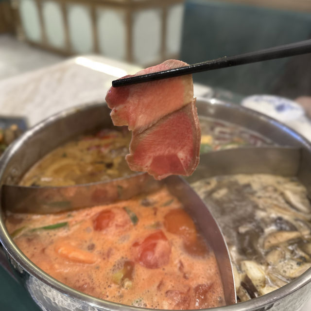 特色四格滋味鍋．足料火鍋湯底
