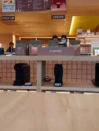 จิบกาแฟ แลรถไฟฟ้า