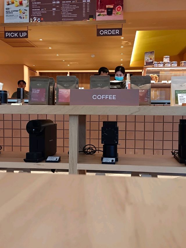 จิบกาแฟ แลรถไฟฟ้า