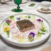 「特務主題餐廳，奢華用餐體驗」