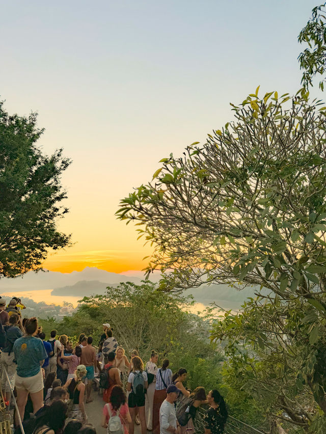 【🇱🇦ラオス】ルアンパバーン☀️世界遺産の街並みと絶景サンセットを見渡す丘