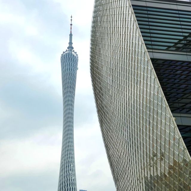 廣州美術館（新館）-造型猶如「水中盛放的木棉花」，與廣州塔互相輝映