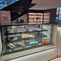 Crumble & Cream Café: A Delightful Treat at Iconic Hotel