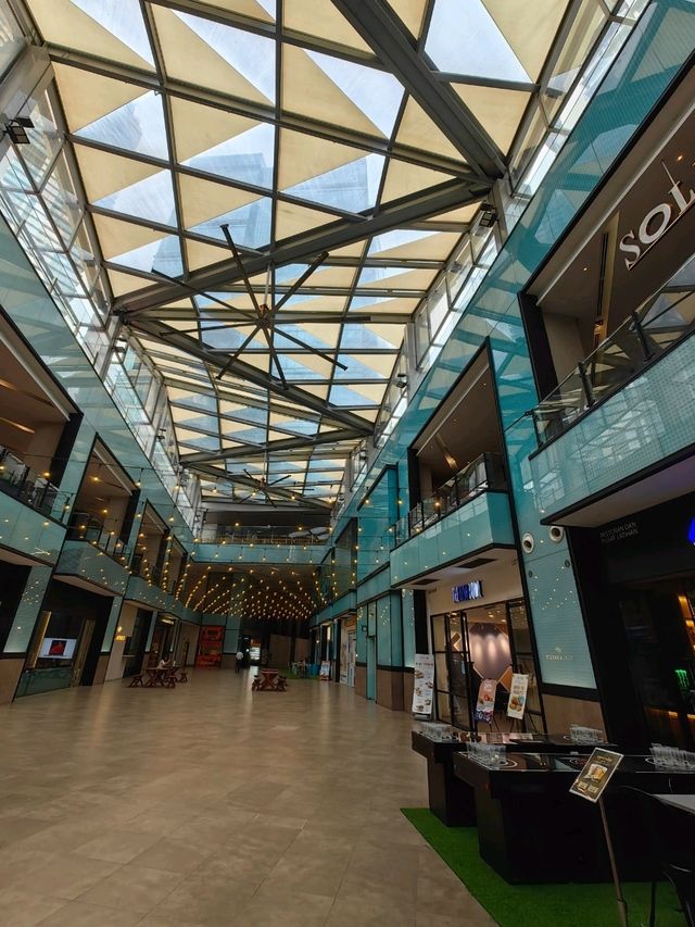 DC Mall, Conveniently Accesible via MRT