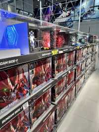 実物大のガンダム！毎時間動く演出！	ショップではここだけ限定商品も・・