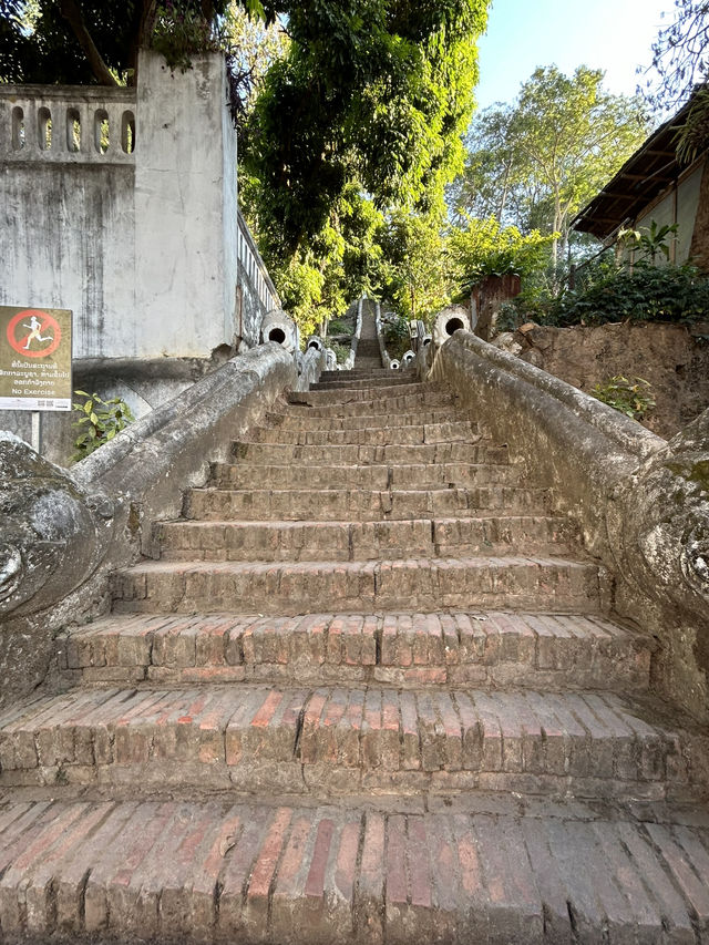 世界遺産ルアンパバーンを一望！プーシーの丘🇱🇦