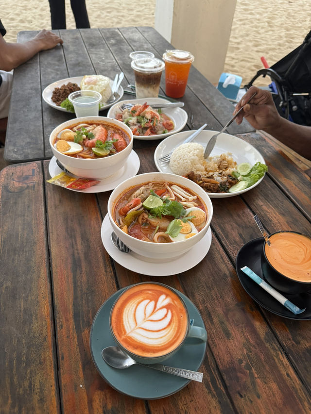 LOOKING FOR A PLACE TO ENJOY THAI FOOD BY THE SEA IN NARATHIWAT? TRY THIS ONE! 