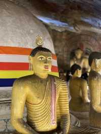 🇱🇰 Hour hike to a temple cave complex❓😍