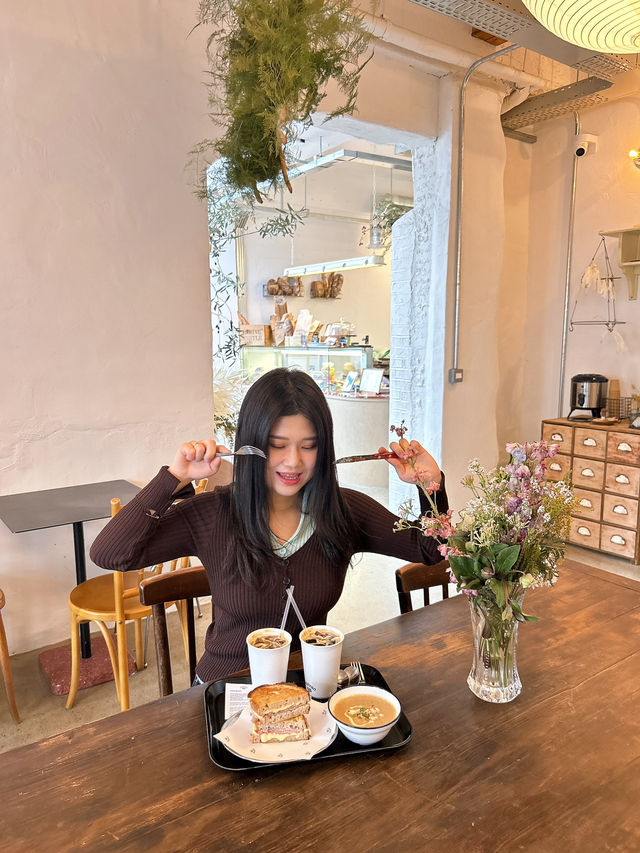 이국적인 해리단길 카페