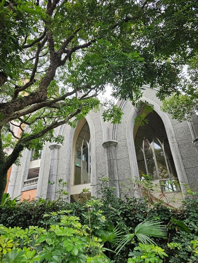 클래식한 서양 건축 양식의 붉은 빛 건물이 예쁜 대학교 🧱🏢