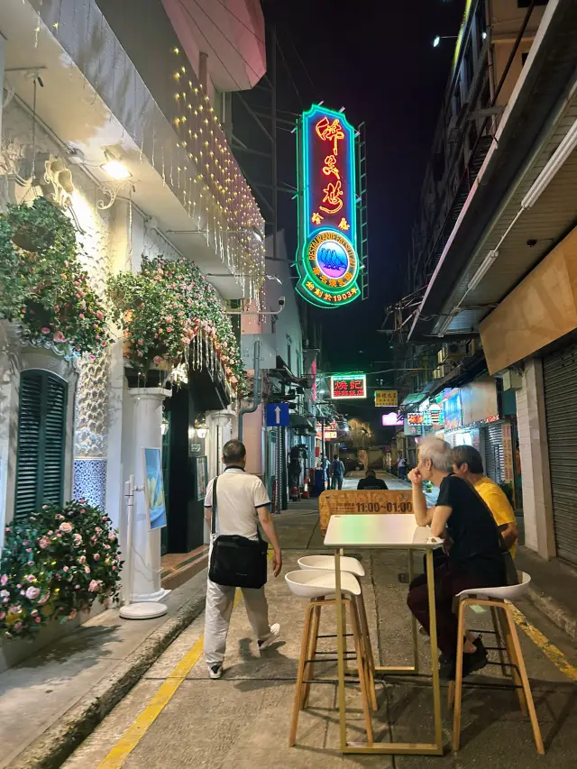 復古街道令人流連忘返，福隆新街白天夜晚都可愛迷人
