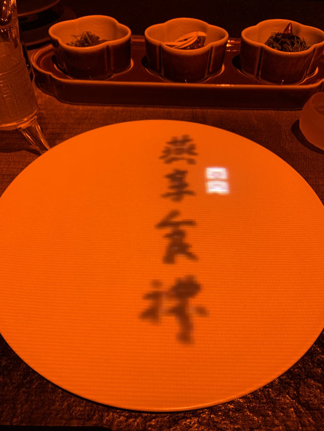 The palace is a confusing place for a meal