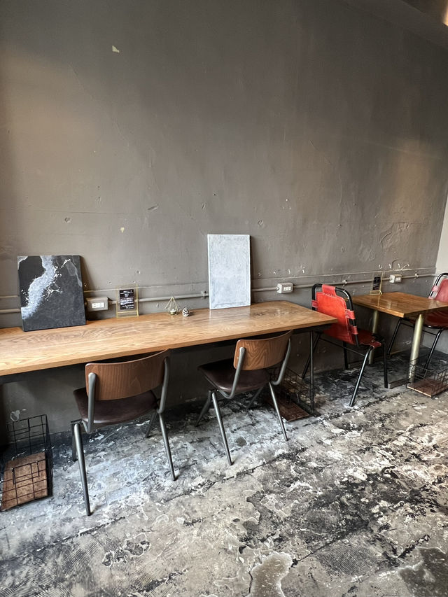 Chill Spot for Coffee and Work: 10 DIXANS SUIDOBASHI☕️