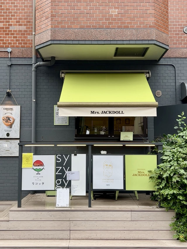 Mrs. JACKDOLL: A Charming Crepe Stand in Kagurazaka