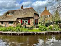 Giethoorn: The Enchanting Village with No Roads