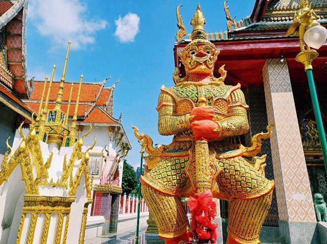 泰國曼谷市中心湄南河畔坐BTS天鐵古跡皇家寺廟一日遊行程，地標性金色大佛雕像，適合打卡拍照📸