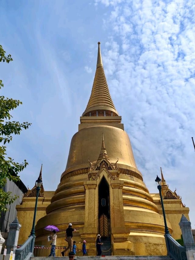 Wat Pho: Captivating Outside the Halls