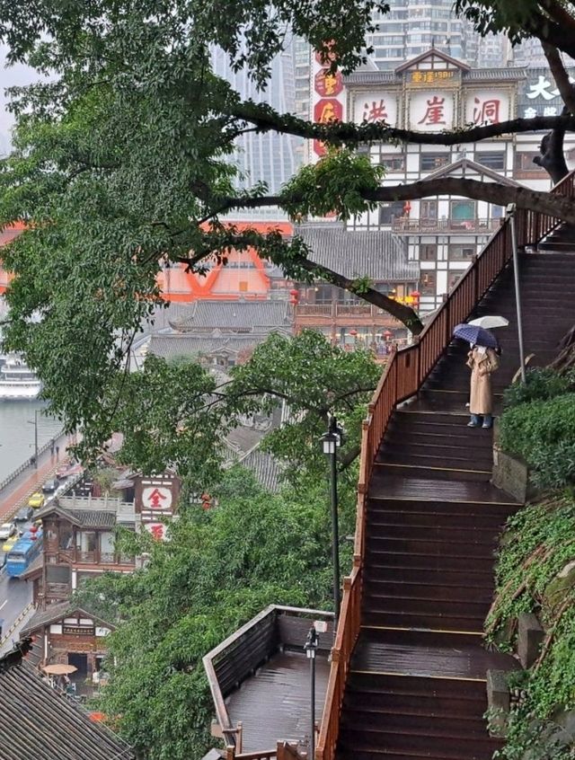 충칭 도심 속 절벽형 산책로