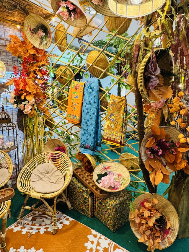 Raya Raya, Full of Colour & Joy!