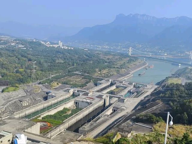 兩壩一峽遊船在葛洲壩體會一下水漲船高的感覺