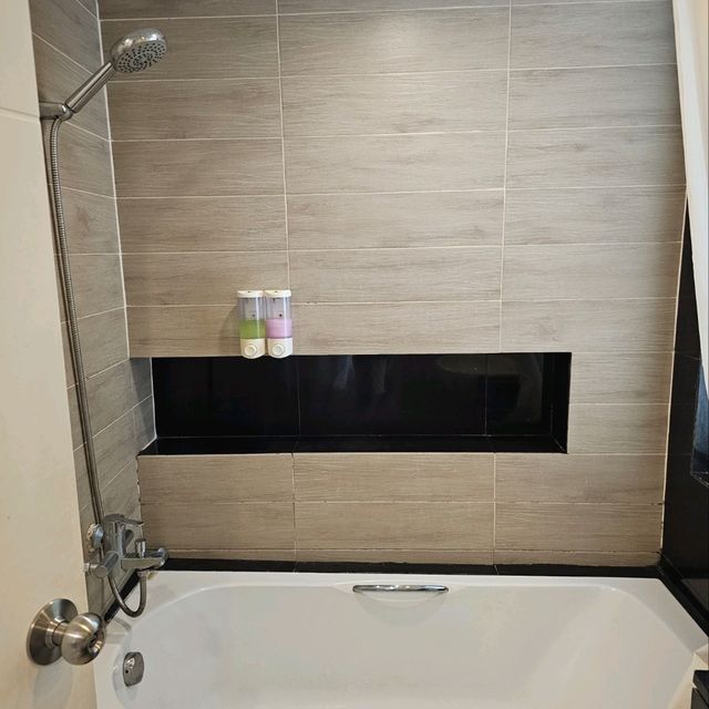 ที่พักหลักร้อย ห้องกว้าง สะอาด - Racha Residence
