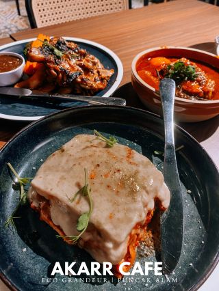 Best of both bites - Western & local 🍛