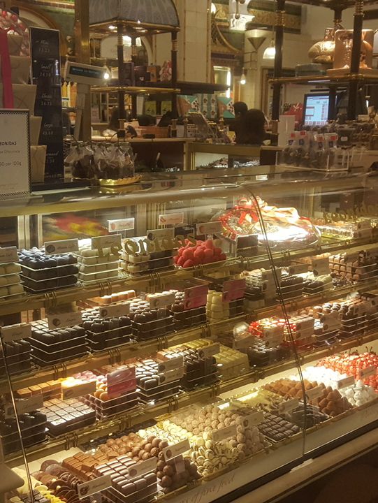 🥐 “세상 모든 맛이 한자리에 – 런던 해롯 백화점 푸드코트”