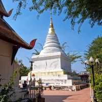 ไหว้พระและชมจิตรกรรมฝาผนังในวิหารศิลปะล้านนา