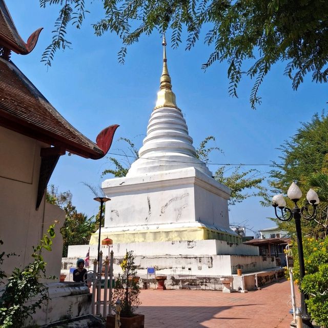 ไหว้พระและชมจิตรกรรมฝาผนังในวิหารศิลปะล้านนา