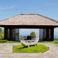 A Cliffside Haven of Unparalleled Luxury