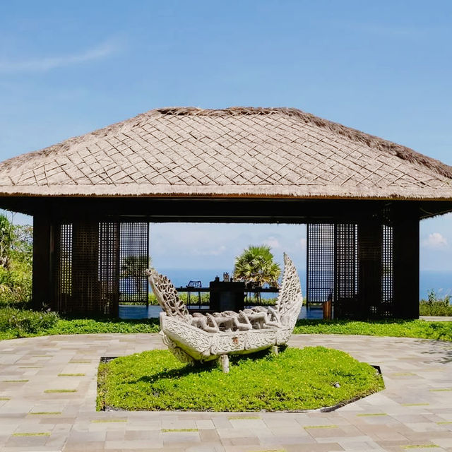 A Cliffside Haven of Unparalleled Luxury