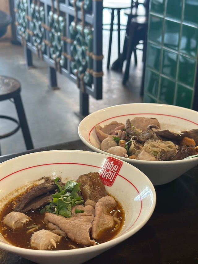 曼谷｜意外闖進這間店太驚喜！小二食堂的泰粵酸辣粉麵讓人一吃上癮