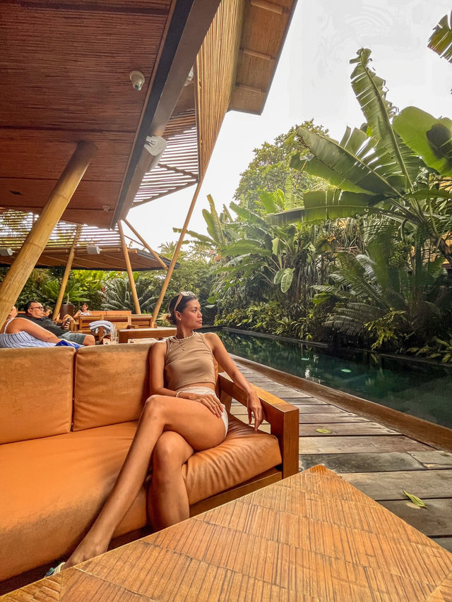SiarWOW!!! Pool side sitch!!! 🌴☀️