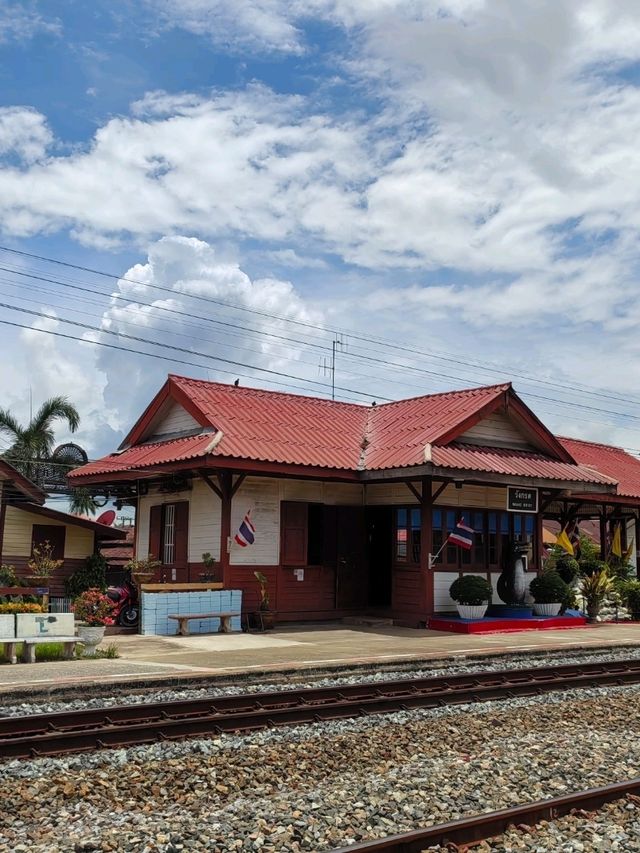 สถานีรถไฟวังกรด  ประตูสู่ย่านเก่าแห่งกาลเวลา