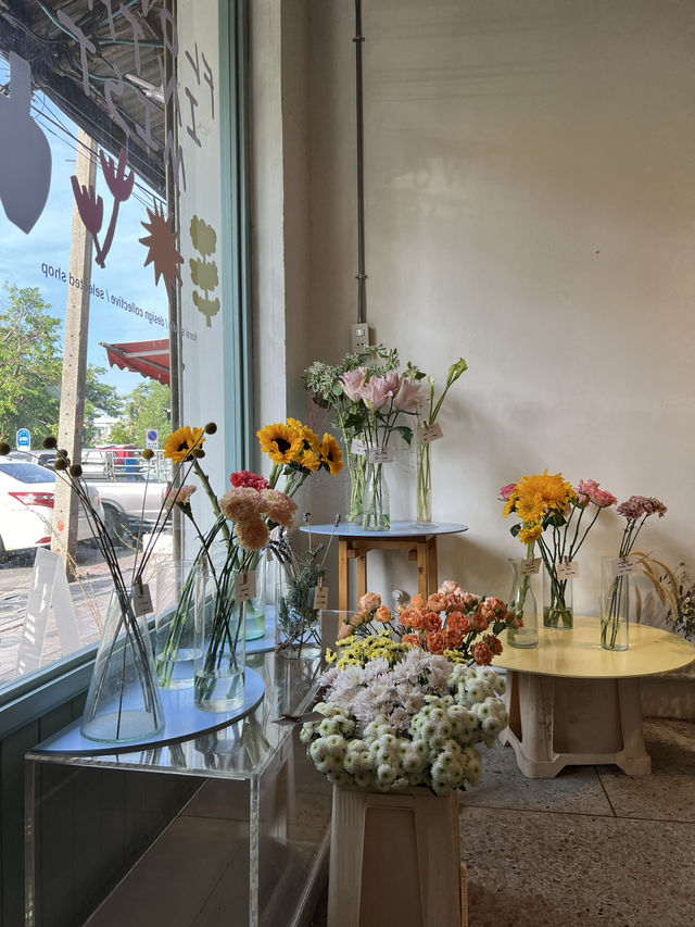 ☕️ Flowers in the Mist Cafe (ปากคลองตลาด)