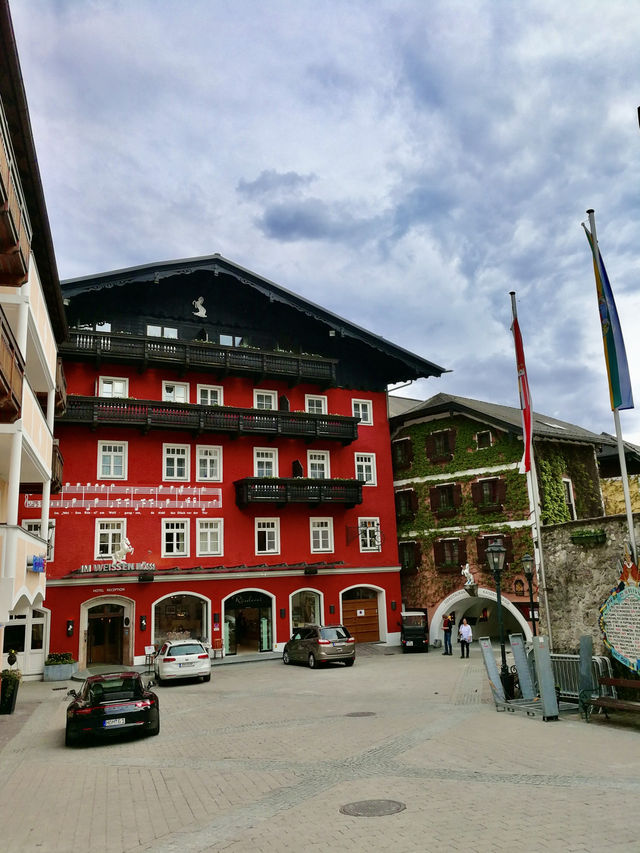 Storybook Facades and Lakeside Elegance – A Summer Stroll in St. Wolfga